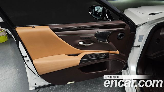 Lexus ES300h (VII) Executive 2019 — фото 24
