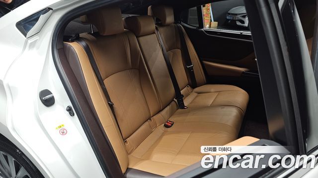 Lexus ES300h (VII) Executive 2019 — фото 26