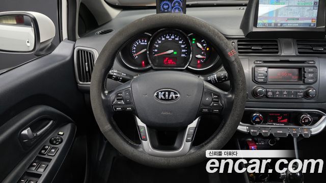 Kia Pride 1.6 GDI Hatchback Luxury 2014 — фото 13
