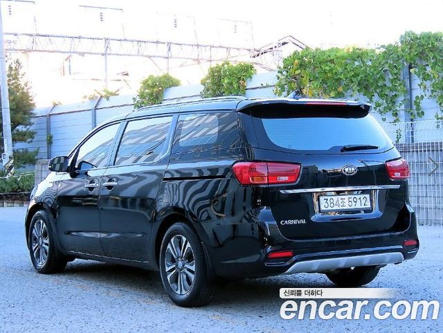 Kia Carnival 9-Seater Luxury 2019 — фото 2