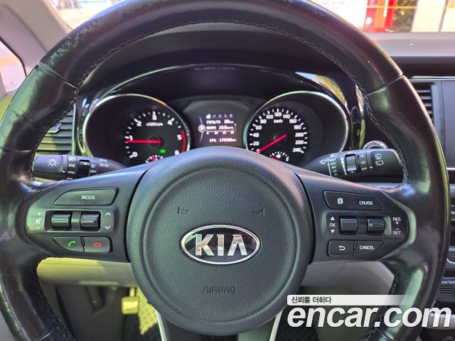 Kia Carnival 9-seater Prestige 2017 — фото 10