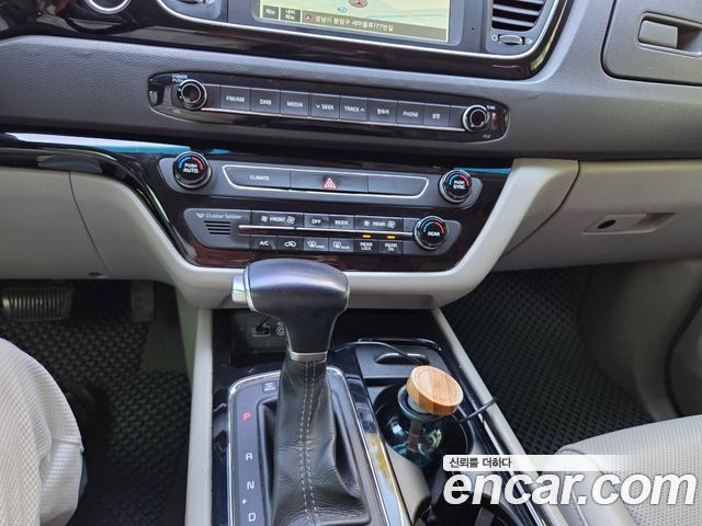 Kia Carnival 9-seater Prestige 2017 — фото 15