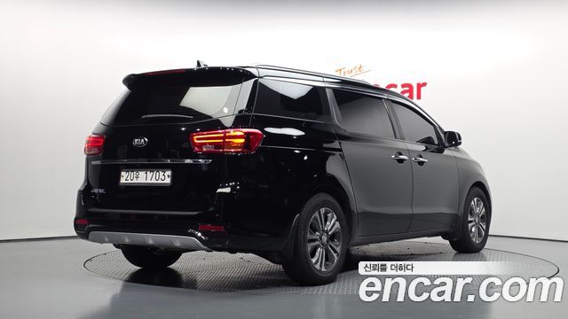 Kia Carnival 9-Seater Luxury 2019 — фото 2