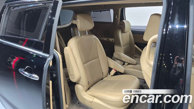 Kia Carnival 9-Seater Prstige 2020 — фото 11