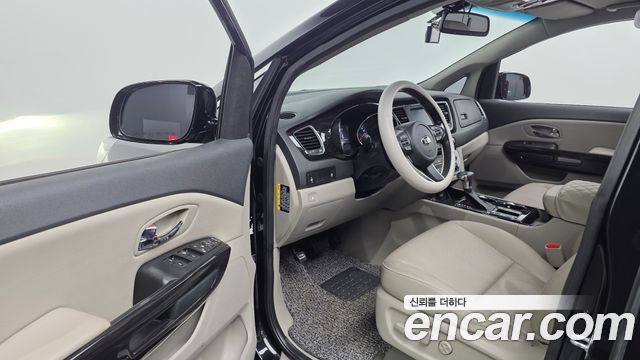 Kia Carnival 9-Seater Prstige 2019 — фото 10