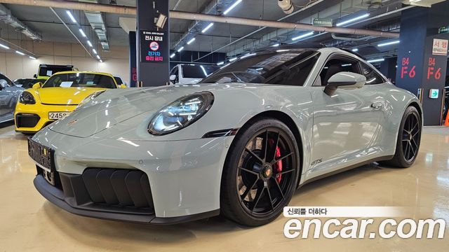 Porsche 911 (992) Carrera 4 GTS