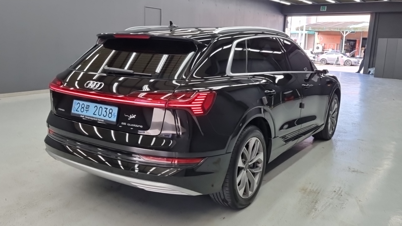 Audi e-tron 55 Quattro 2022 — фото 2