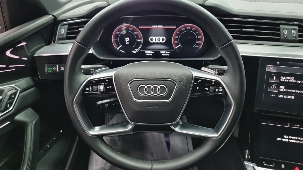 Audi e-tron 55 Quattro 2022 — фото 16
