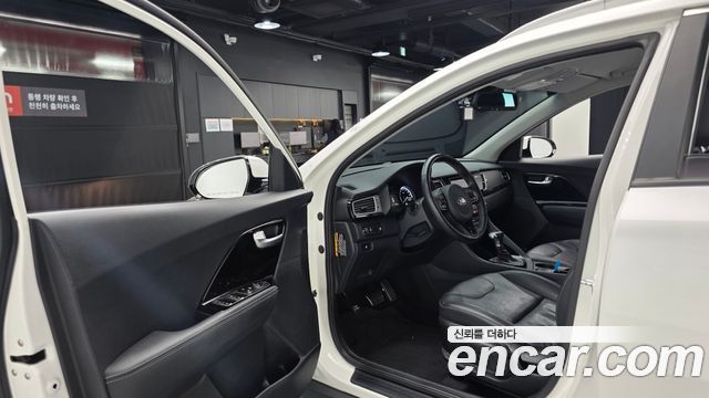 Kia Niro Prestige 2017 — фото 10