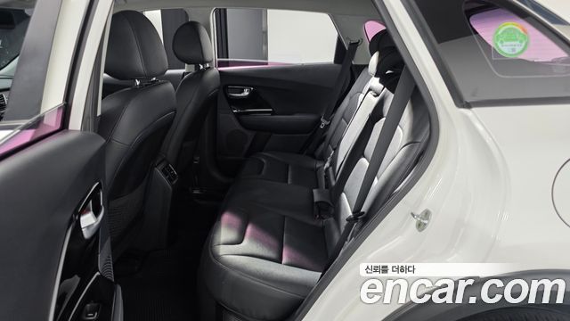 Kia Niro Prestige 2017 — фото 12