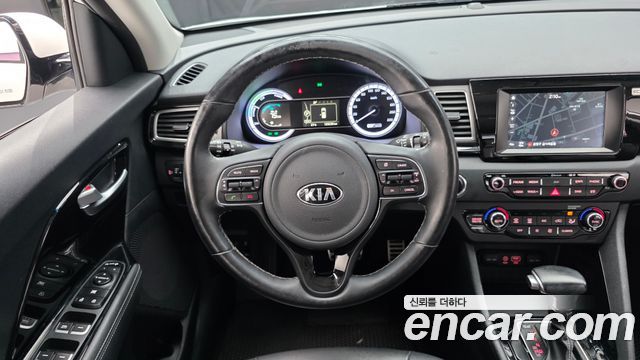 Kia Niro Prestige 2017 — фото 13