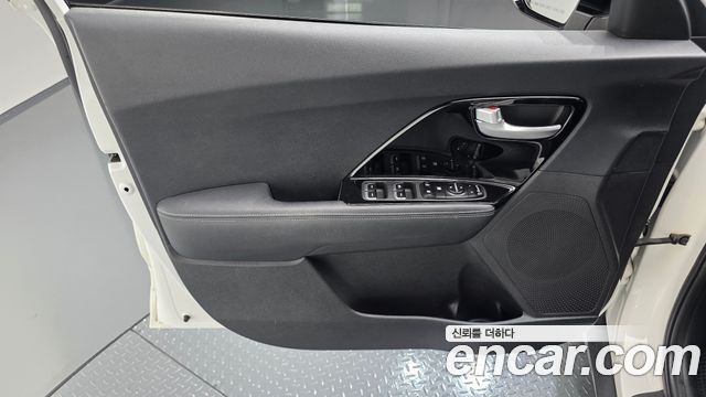 Kia Niro Prestige 2017 — фото 24