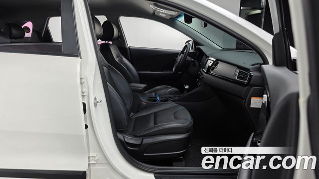 Kia Niro Prestige 2017 — фото 26