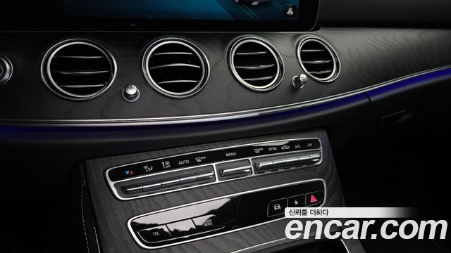 Mercedes-Benz E-Class (W213) E220d 4MATIC AMG Line 2022 — фото 17