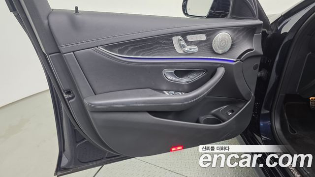 Mercedes-Benz E-Class (W213) E220d 4MATIC AMG Line 2022 — фото 24