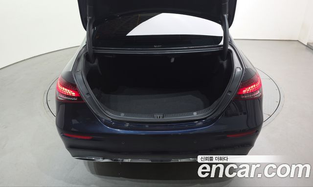 Mercedes-Benz E-Class (W213) E220d 4MATIC AMG Line 2022 — фото 30