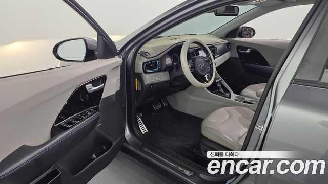 Kia Niro Noblesse 2017 — фото 10