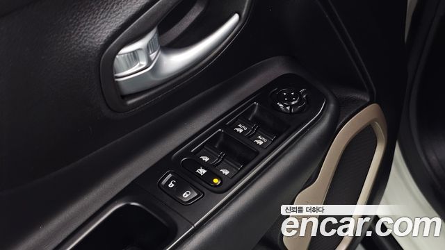 Jeep Renegade 2.4 Longitude High 2017 — фото 17
