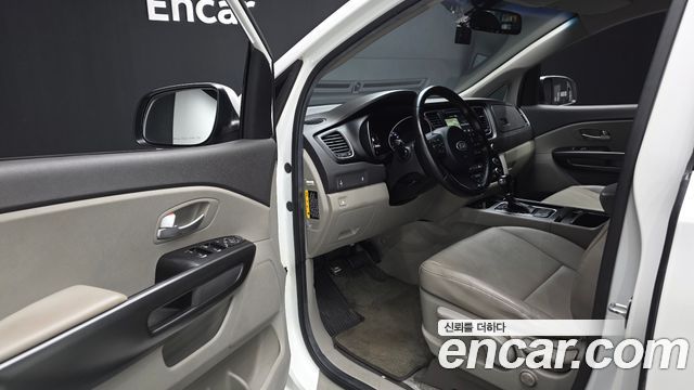 Kia Carnival 9-seater Luxury 2015 — фото 10