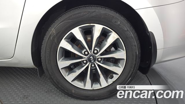Kia Carnival 9-seater Luxury 2015 — фото 21