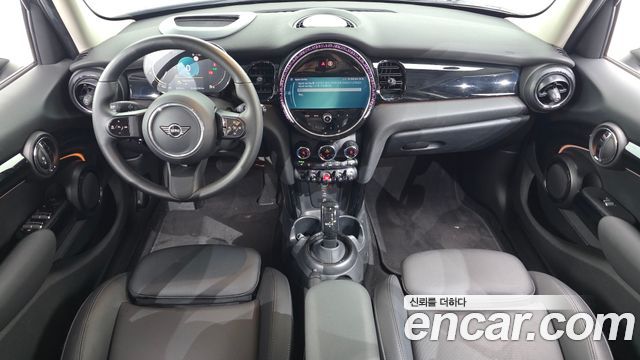 MINI Cooper 5Door Classic Launch Pack Third Generation 2023 — фото 7
