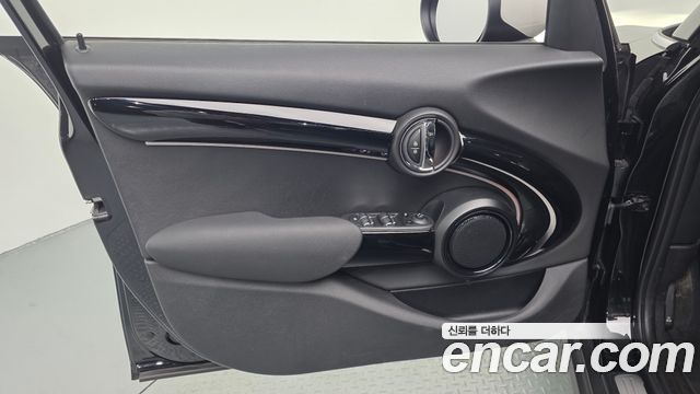 MINI Cooper 5Door Classic Launch Pack Third Generation 2023 — фото 24