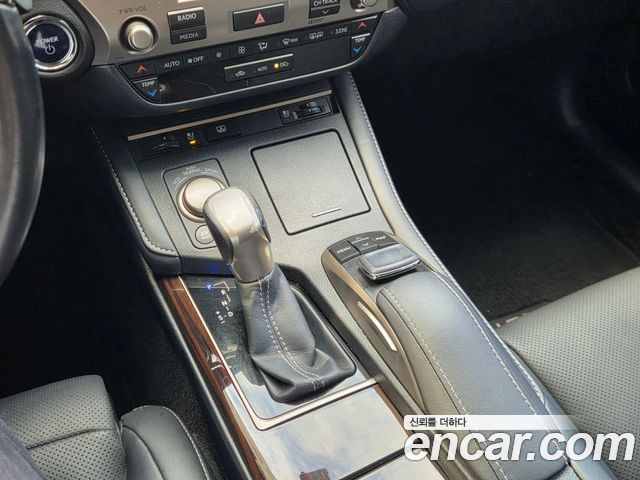 Lexus ES300h Supreme XV60 2016 — фото 23