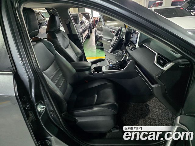 Toyota RAV4 (V) 2.5 4WD Hybrid 2019 — фото 10