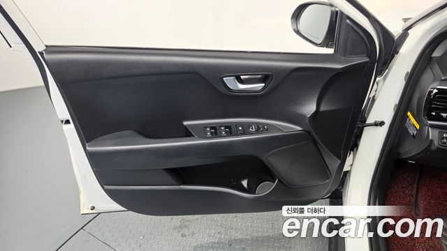 Kia Stonic 1.4 Prestige 2018 — фото 24