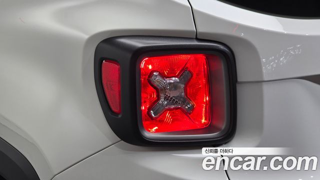Jeep Renegade 2.4 Limited 2021 — фото 23