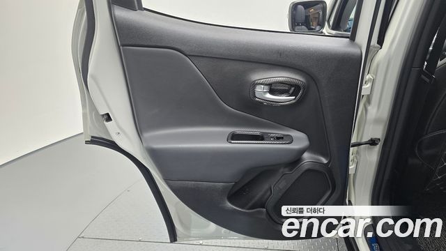 Jeep Renegade 2.4 Limited 2021 — фото 25