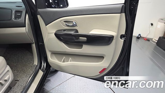 Kia Carnival 9-Seater Prstige 2020 — фото 31
