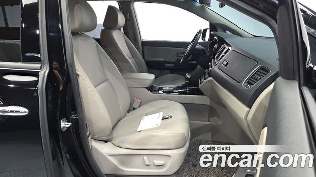 Kia Carnival 9-Seater Prstige 2020 — фото 32