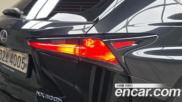 Lexus NX300h Supreme 2021 — фото 23