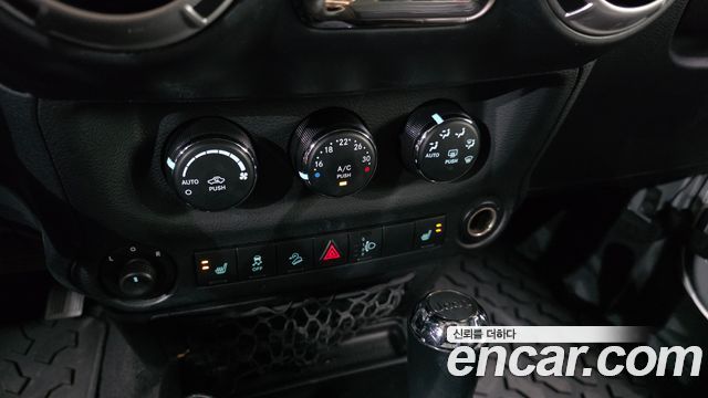 Jeep Wrangler (JK) 3.8 70th Anniversary 2011 — фото 15
