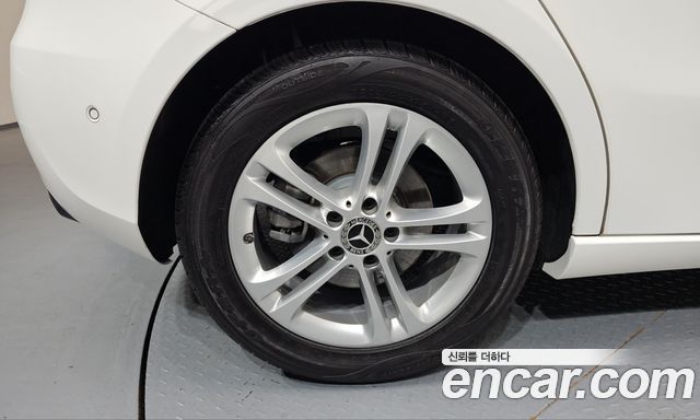 Mercedes-Benz A-Class (W177) A220 Hatchback 2024 — фото 5