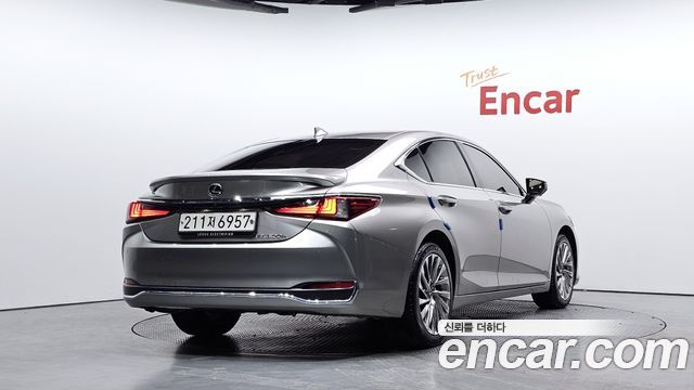 Lexus ES300h (VII) Executive 2025 — фото 2