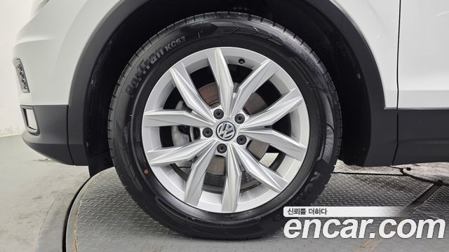 Volkswagen Tiguan (II) 2.0 TDI Premium 2020 — фото 5