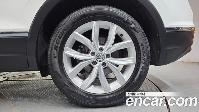 Volkswagen Tiguan (II) 2.0 TDI Premium 2020 — фото 21