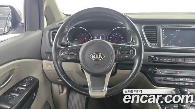 Kia Carnival 11-seater Luxury 2016 — фото 13