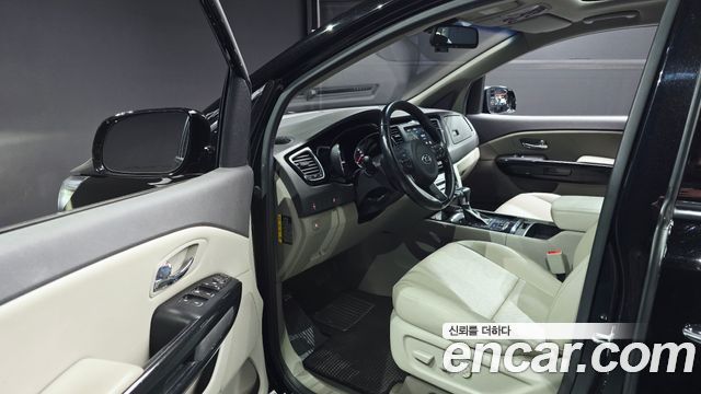 Kia Carnival 9-seater Prestige 2017 — фото 10
