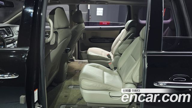 Kia Carnival 9-seater Prestige 2017 — фото 11