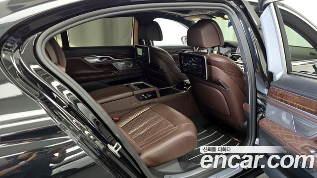 BMW 7 Series (G11) 750Li xDrive Design Pure Excellence Prestige 2020 — фото 16