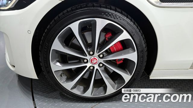 Jaguar XE P300 R-Dynamic HSE AWD 2020 — фото 5