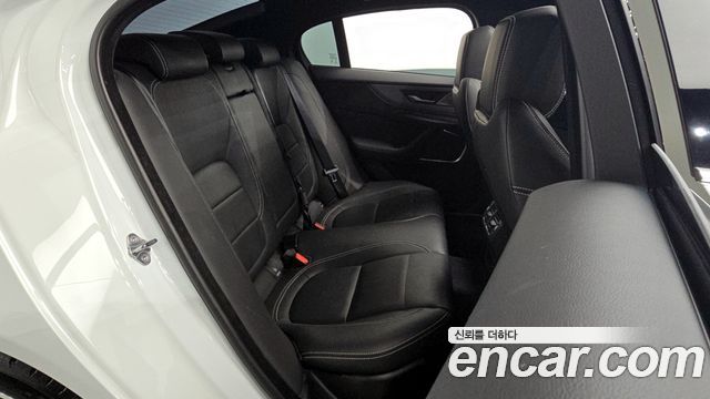 Jaguar XE P300 R-Dynamic HSE AWD 2020 — фото 16
