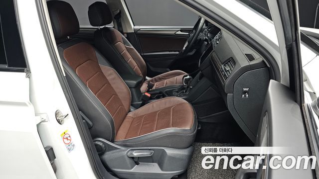 Volkswagen Tiguan Allspace 2.0 TSI Prestige 2023 — фото 12