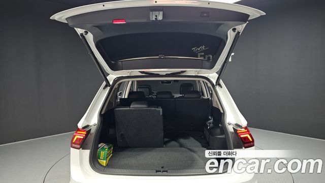 Volkswagen Tiguan Allspace 2.0 TSI Prestige 2023 — фото 20