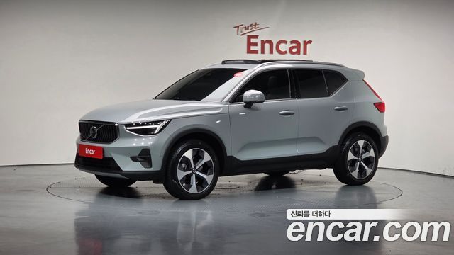 Volvo XC40 B4 Ultra Bright 2025 — фото 1