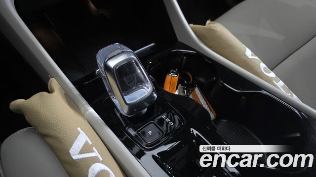 Volvo XC40 B4 Ultra Bright 2025 — фото 9