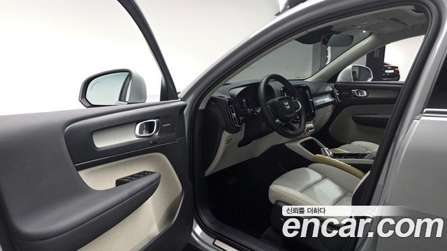 Volvo XC40 B4 Ultra Bright 2025 — фото 12